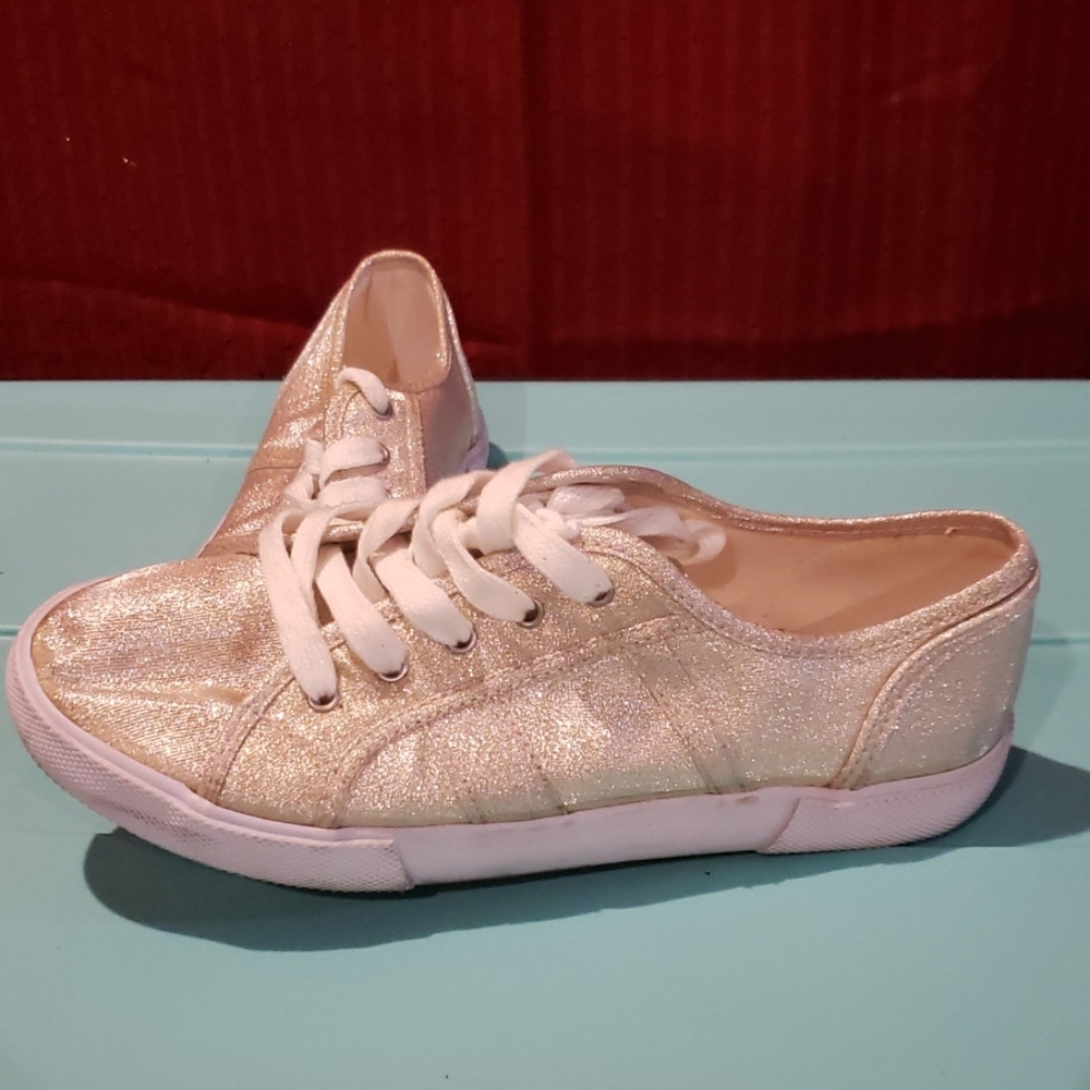 Girls gold sparkly cute tennis shoes size 5 Circo